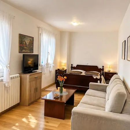 Sandi By The Sea Apartment *